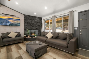 Serene Dream Cottage - Hot Tub, Walk to Park & Hiking Trails, Ping Pong
